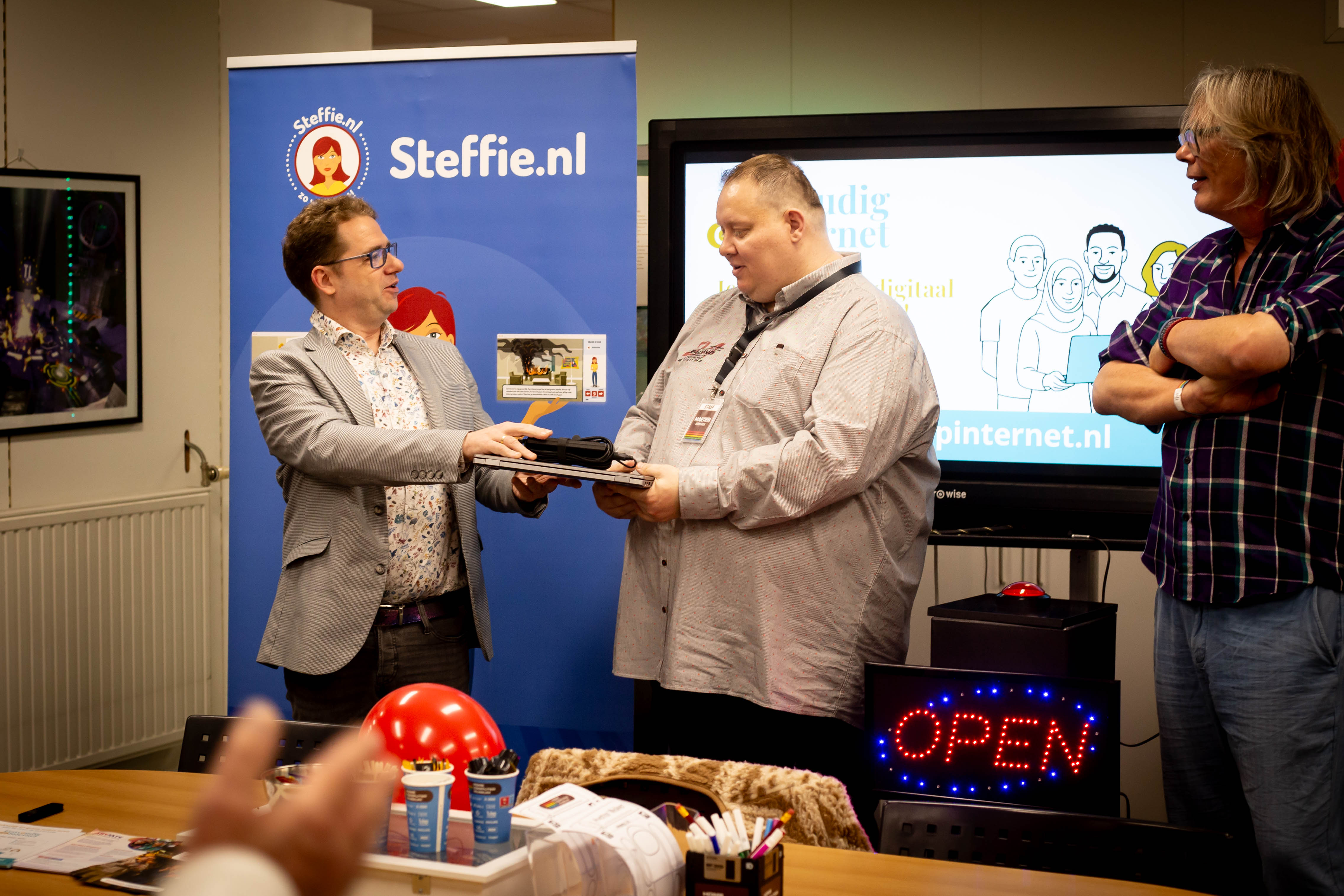 Tijdens de opening kreeg Martien symbolisch de eerste laptop uitgereikt.